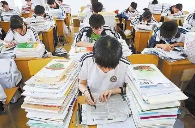 设定鸿沟强化规范能够让孩子在很小的时分就学会管理时刻和心