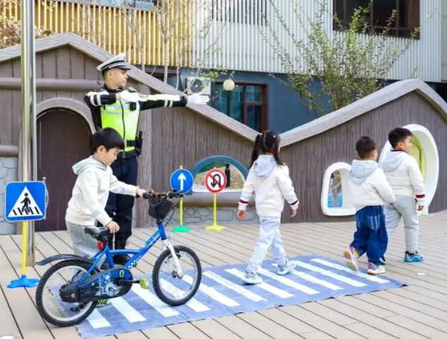 要抓紧孩子的手腕或许让孩子一直处在自己的视野之内防止意外