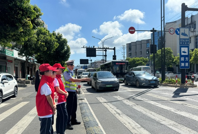 系好安全带使用安全座椅为了孩子的搭车安全请家长开车接送上